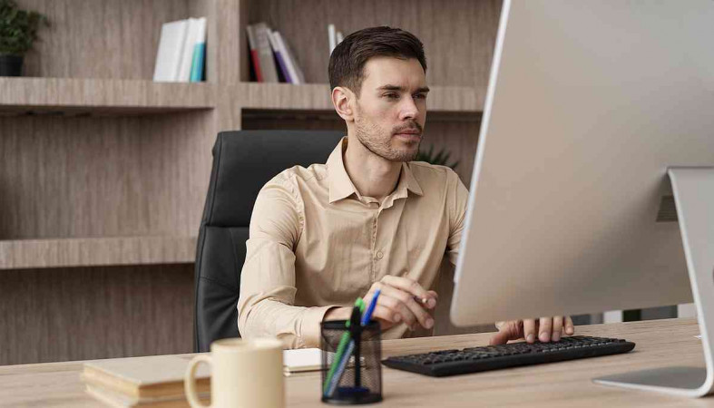 мужчина за компьютером
