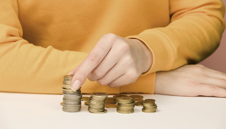 рука с монетами