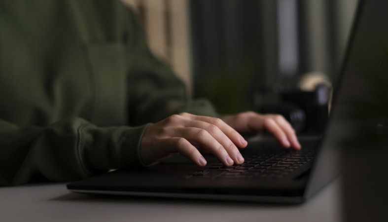 мошенник_компьютер_руки_девушка