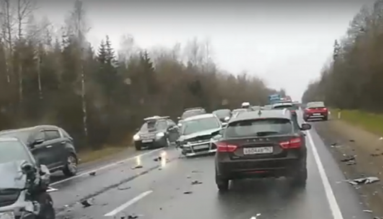 Групповая авария на трассе «Кола» собрала многокилометровую пробку