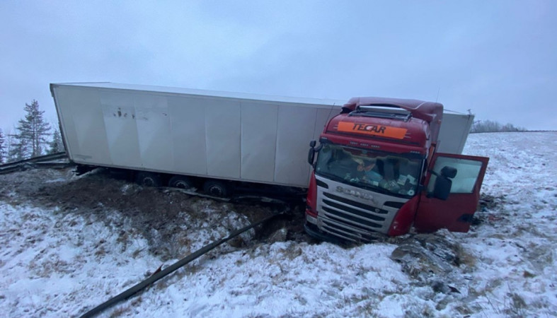 попавшая в аварию фура попавшая в аварию фура