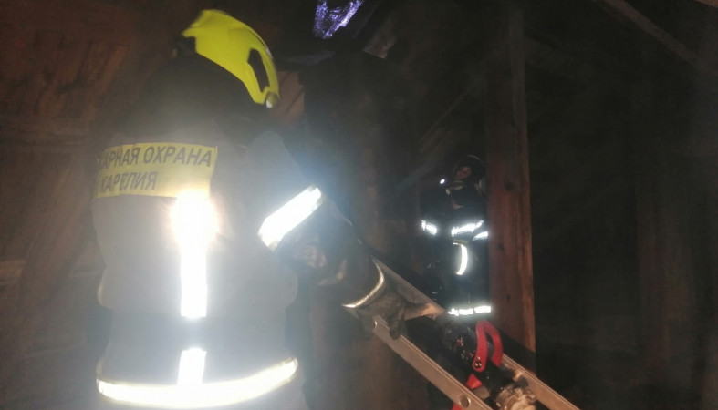 Пожарные спасли загоревшийся жилой дом на востоке Карелии