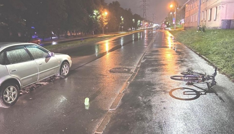 Иномарка сбила велосипедиста ночью на Октябрьском проспекте