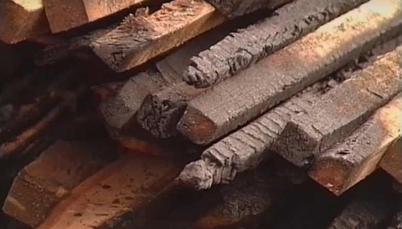 обгоревшие доски