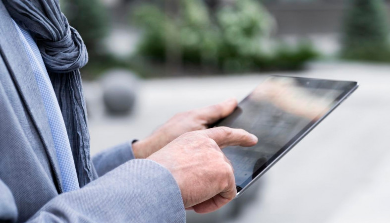 человек с планшетом