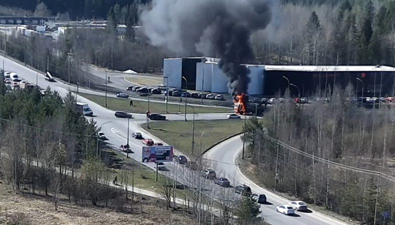 горит грузовик