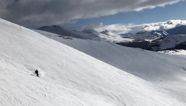 Лыжник в горах