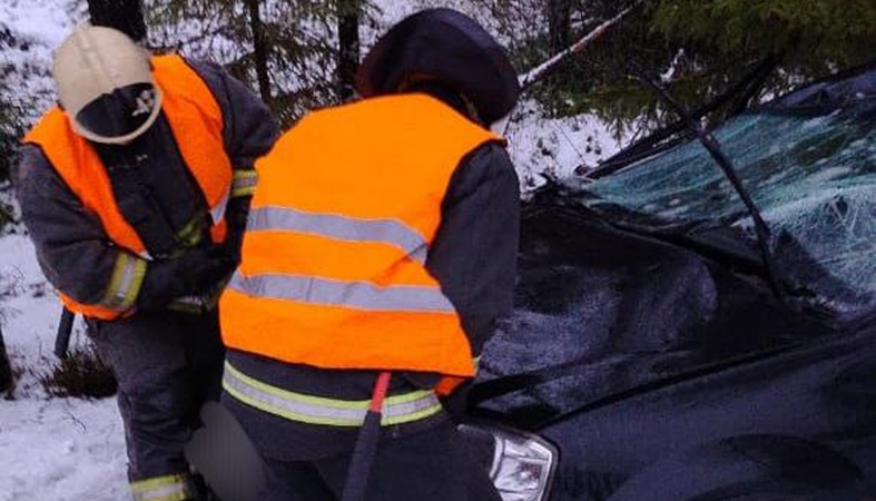 машина в кювете