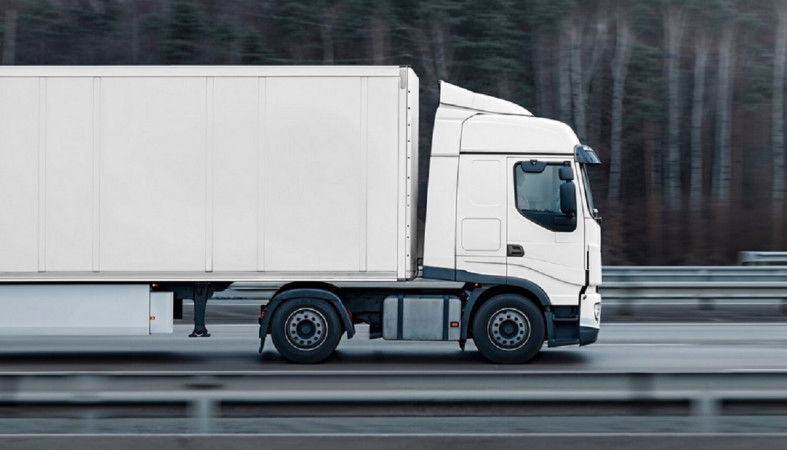 Грузовик на дороге