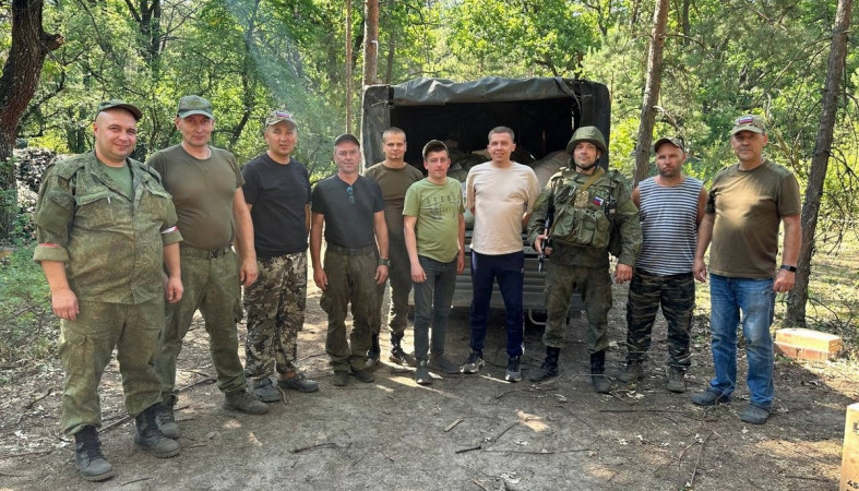 группа волонтеров передала гуманитарную помощь 