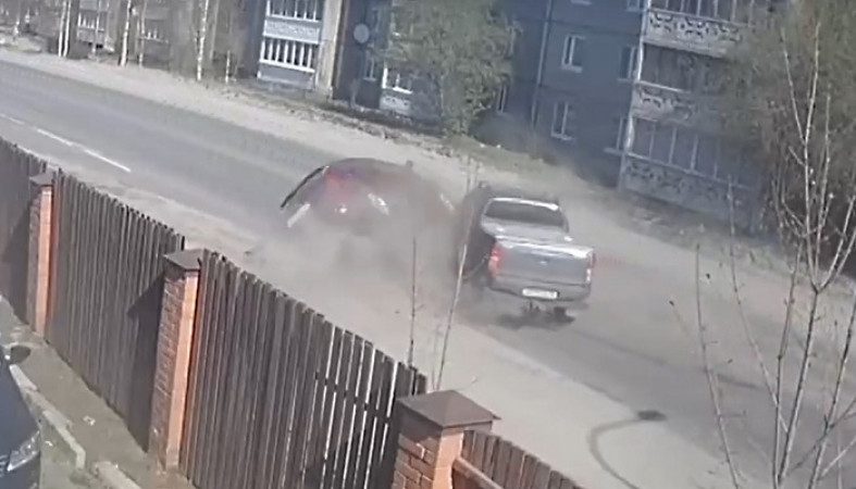 Опубликовано видео опрокидывания автомобиля в Петрозаводске