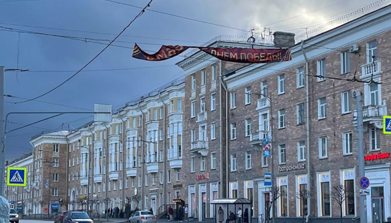 Поврежденное ветром оформление к 9 Мая в Петрозаводске.