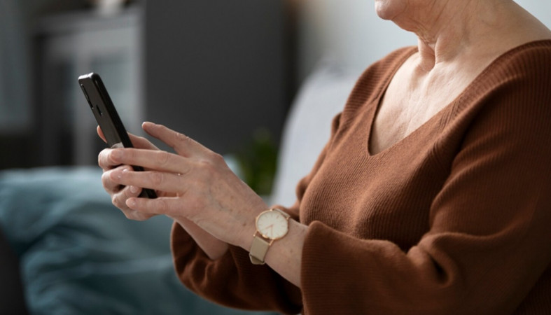 пожилая женщина звонит пожилая женщина звонит