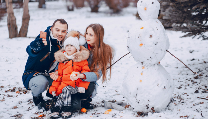 семья слепила снеговика