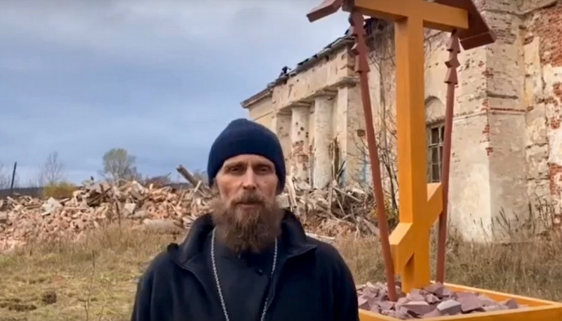 священник на фоне храма священник на фоне храма