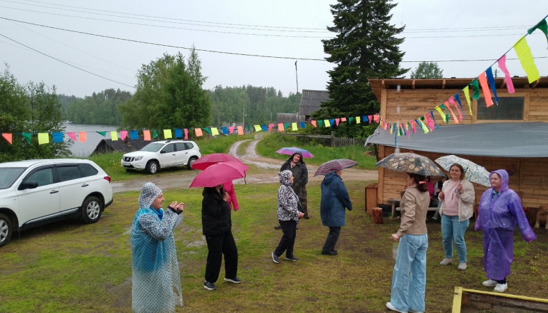 деревенский праздник под дождем