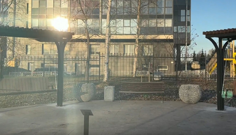 Качели в сквере