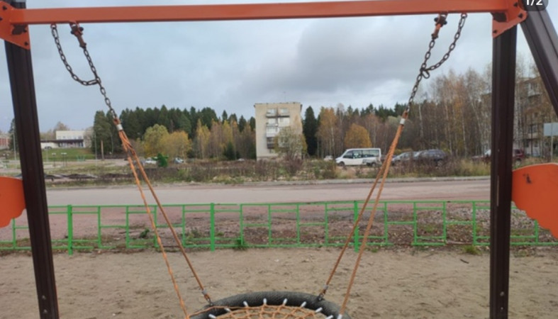вандалы на детской площадке