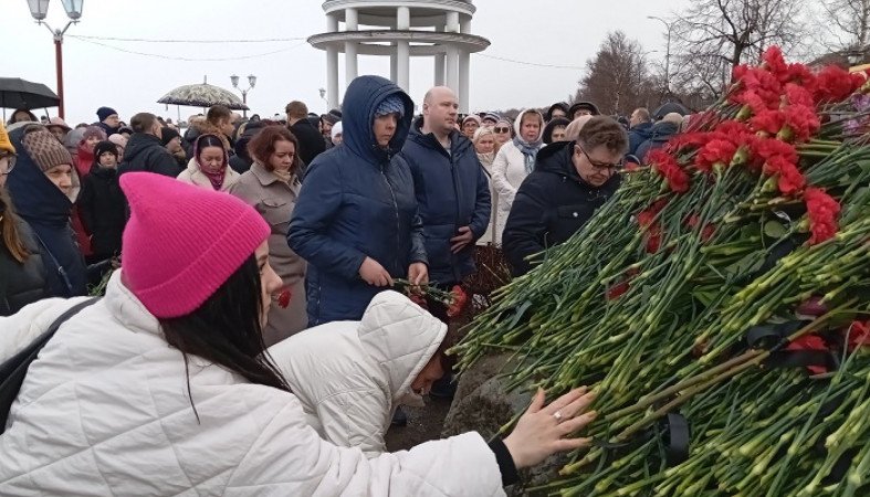 Десятки жителей Петрозаводска собрались у камня скорби на набережной