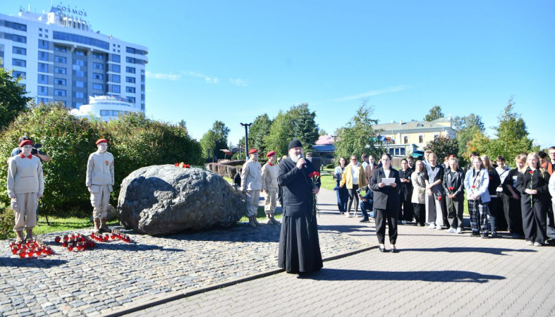 камень скорби в Петрозаводске