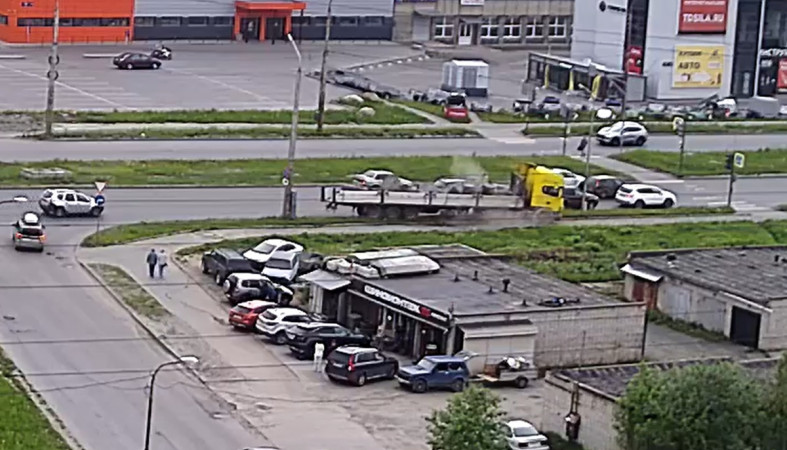 грузовик на газоне