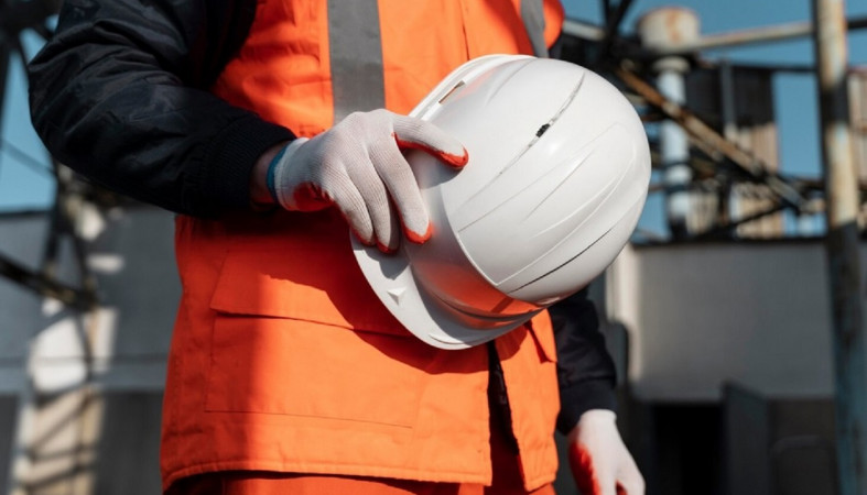 Каска у рабочего