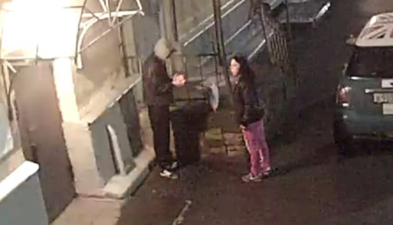 Справила нужду девочка в подъезде. Подъезде нужду девушка. Девочка справляет нужду на улице. Подъезде нужду девушка. Пьяная девушка справляет нужду.