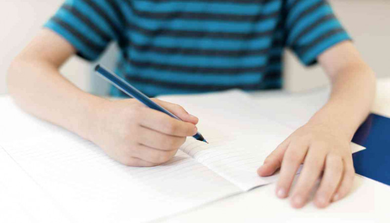 ребенок пишет