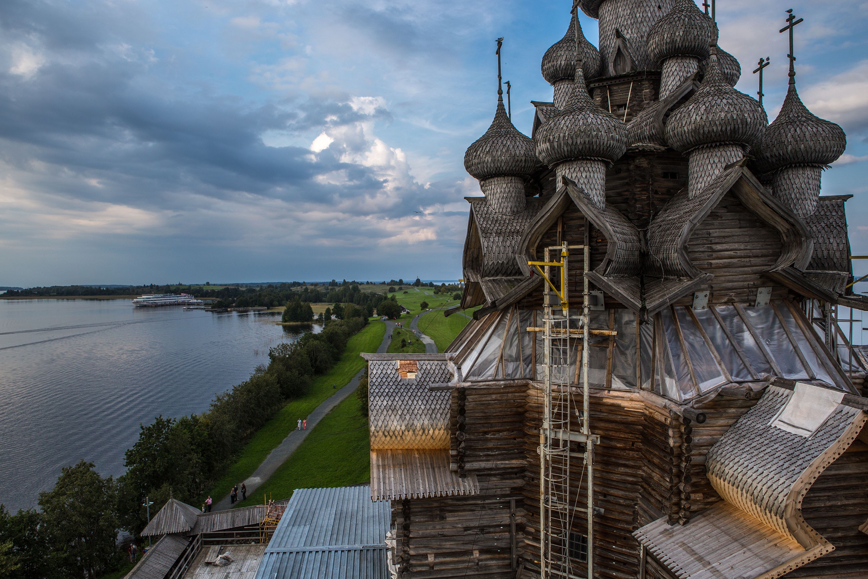 Петрозаводск куда. Кижи музей-заповедник Преображенская Церковь. Карелия Преображенская Церковь Кижи. Кижский Погост Преображенская Церковь. Кижи Жемчужина деревянного зодчества.