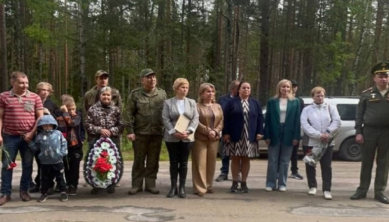 Люди на мемориале