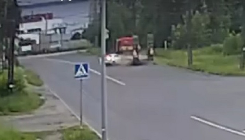 Автомобиль влетел в припаркованный грузовик в Петрозаводске