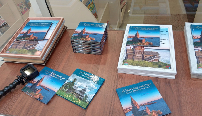 книги на столе