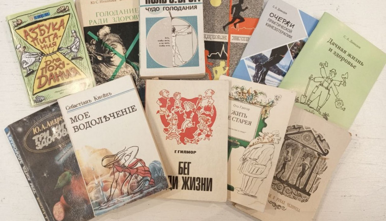 книги на столе