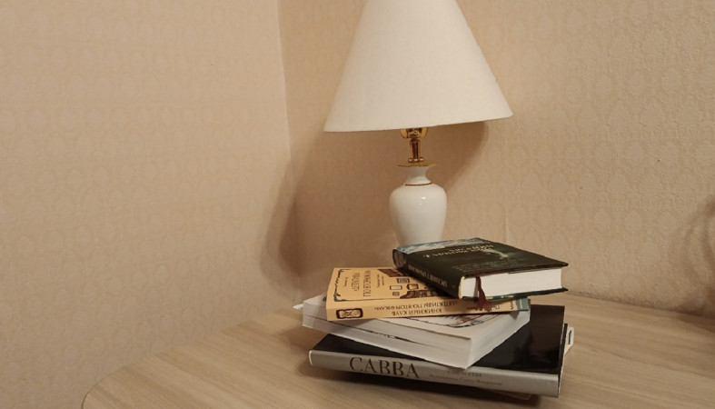 стопка книг на столе