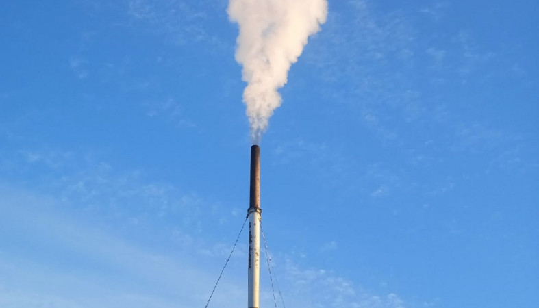 Дым идет из трубы котельной Дым идет из трубы котельной