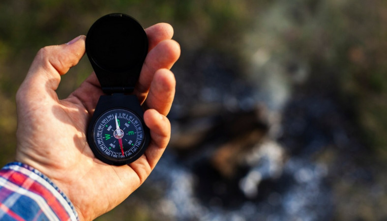 держать компас