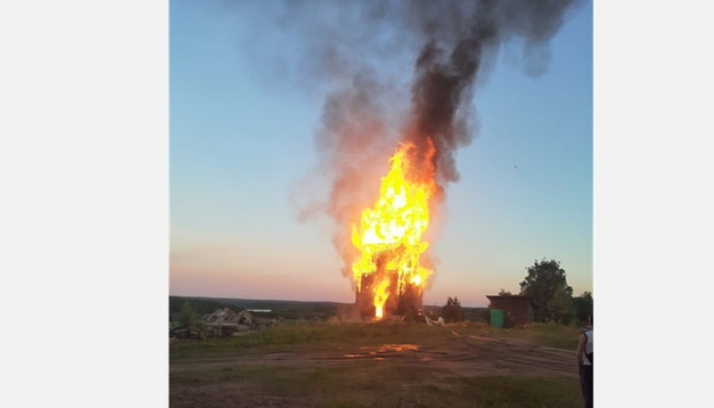 Бревенчатая колокольня в Карелии сгорела в результате поджога