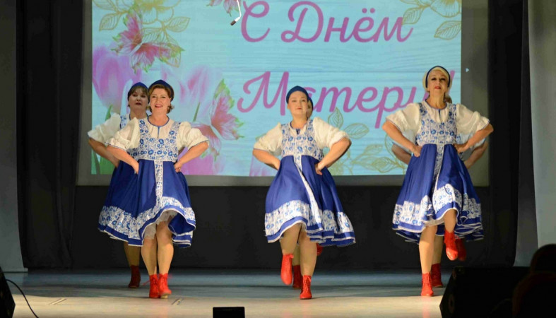 танец на сцене