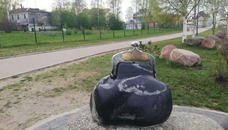 Кошелек на набережной Кошелек на набережной