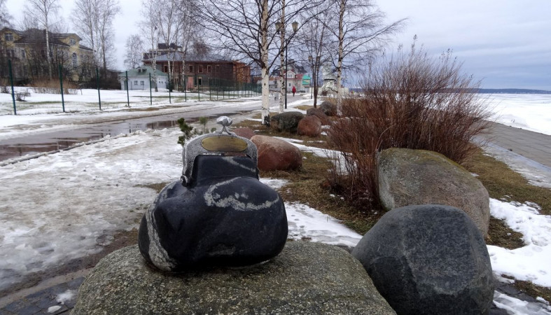 Кошелек на набережной Кошелек на набережной