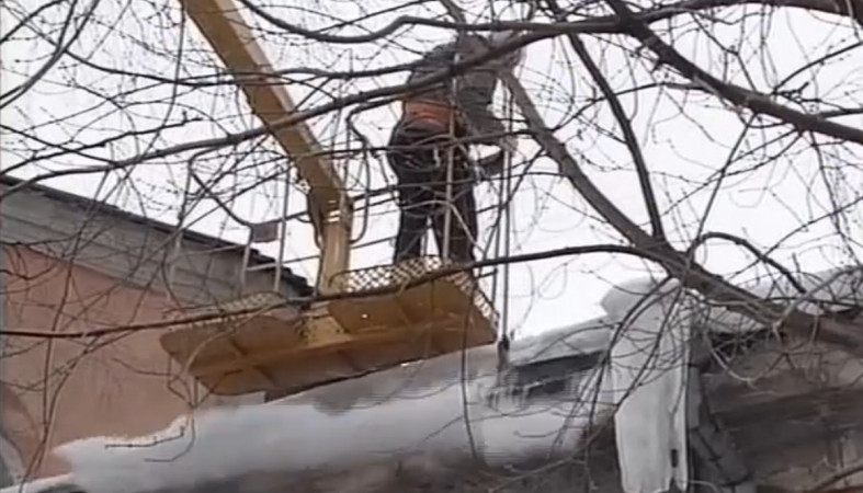 чистят крышу