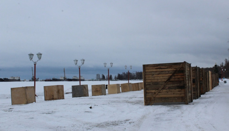 Кубы для будущих снежных скульптур появились на Онежской набережной