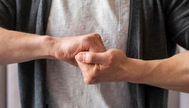 мужчина с кулаками мужчина с кулаками