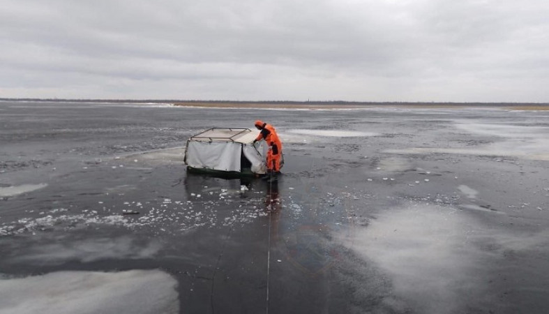 Рыбаки на снегоходе провалились под лед на Ладоге