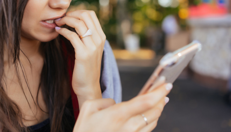 телефон_девушка_переписка