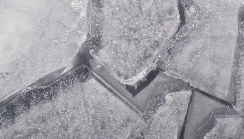 Лед на озере