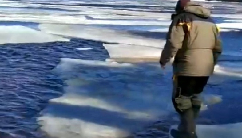 Рыбаков унесло на льдине в Онежском озере