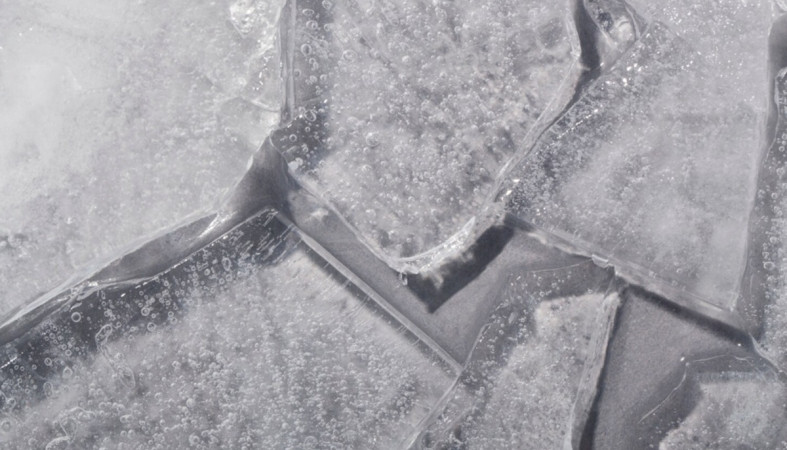 лед в трещинах