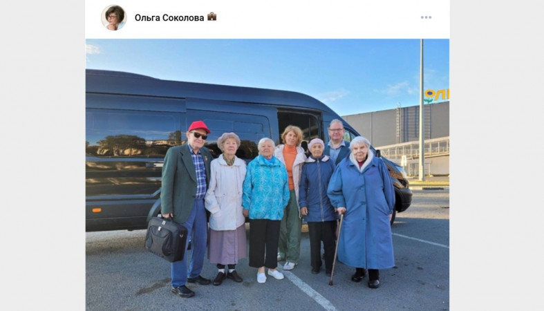 группа пожилых людей