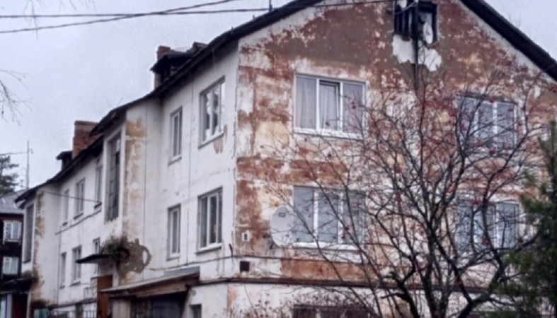 дом с облезшей краской